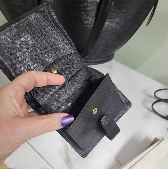 Louis Vuitton Compact Wallet Black Epi Leather Gold-Tone Hardware Leather Lining - Picture 6 of 7